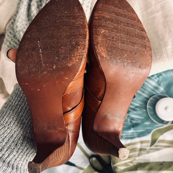 SZ 9M
Audrey Brooke Adele Cognac Leather Ankle Booties Buckle Heel - Picture 7 of 7
